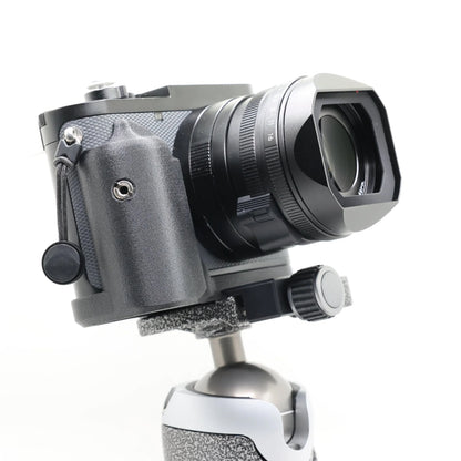 Hand Grip for Leica Q3 / Q3 43 with Finger Loop Socket / Apple Airtag Socket / Arca Swiss Dovetail